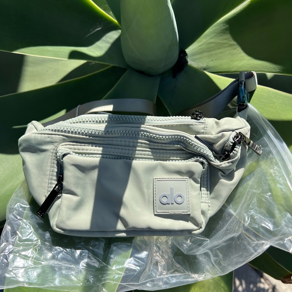 ALO Yoga Light Sage Waist Pack - Pale Green Fannypack New in Bag